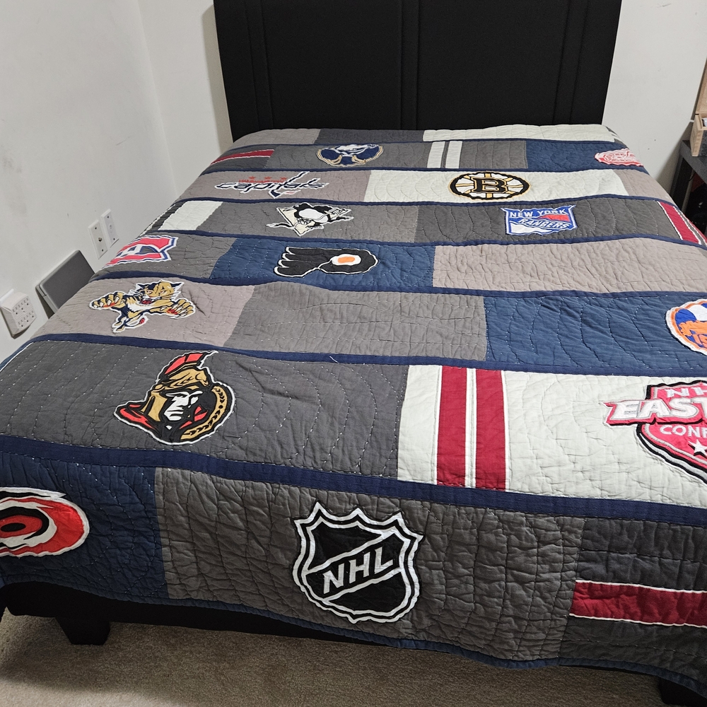 NHL Team Logo Patchwork Quilt - Multicolor